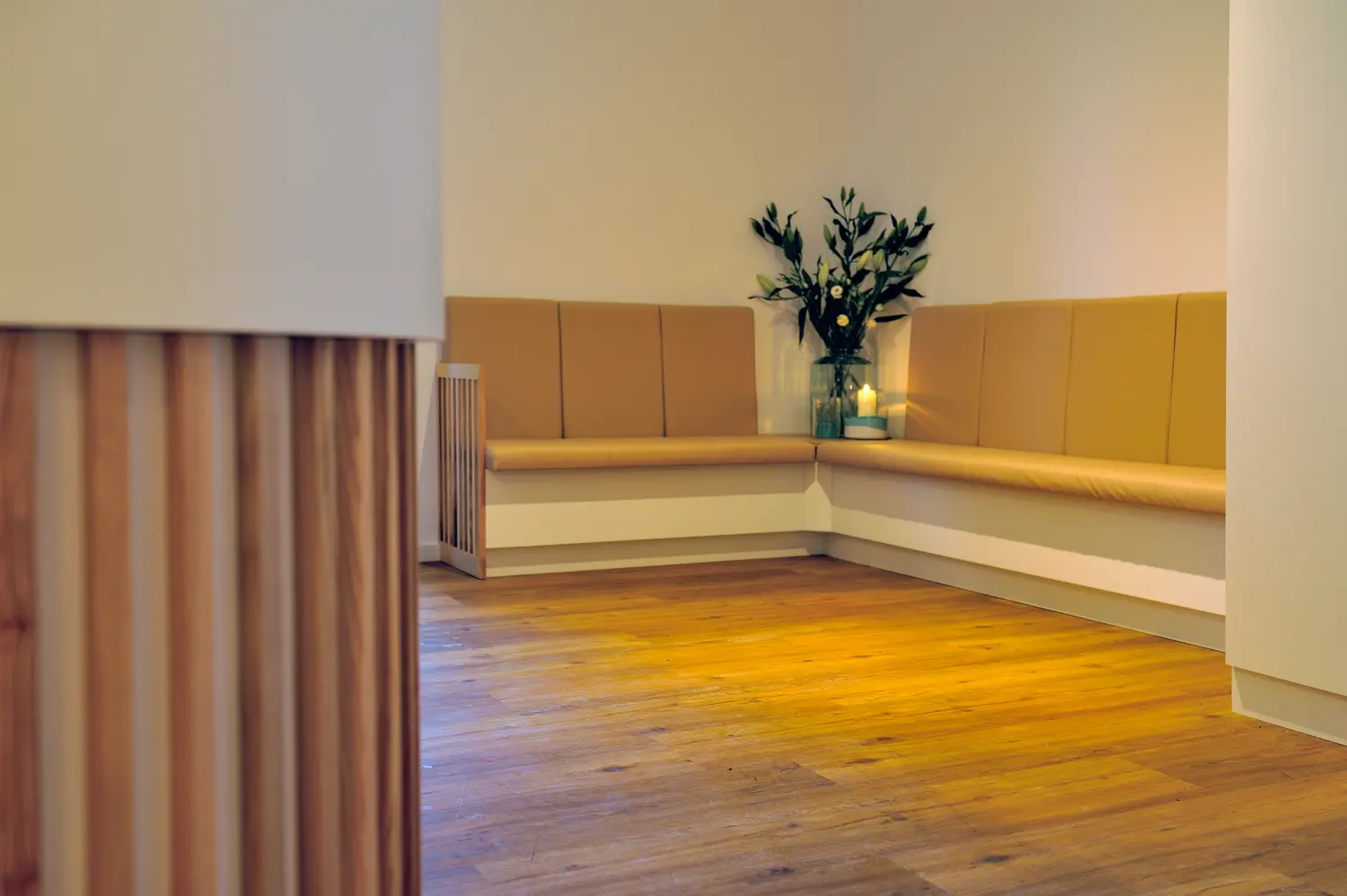 Aqua Physio - Praxis für Physio- und Aquatherapie - Das Bild zeigt speziell angefertigte, L-förmige Sitzbänke, die für einen modernen Ess- oder Loungebereich konzipiert sind.