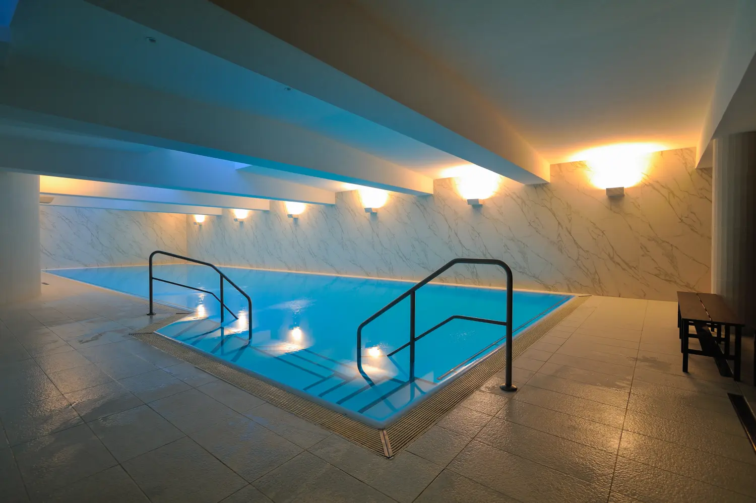 Aqua Physio - Praxis für Physio- und Aquatherapie - Das Bild zeigt ein Hallenbad, genauer gesagt die Freizeitanlage im CitySuites Aparthotel in Manchester, Großbritannien.
